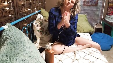 Erotic mature lady Catalina with home pussy play