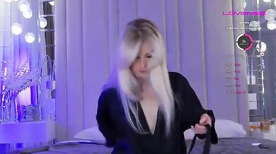 Perfect blonde camgirl strips and rides her pillow!