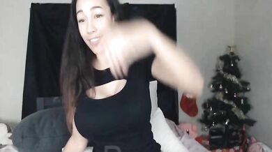 Big tits camgirl showing her naked big booty and pussy