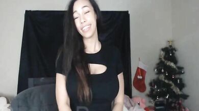 Big tits camgirl showing her naked big booty and pussy