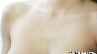 Fantastic Felicia Kiss knows how to make her pussy soaked