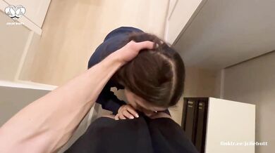 Pretty brunette gives blowjob on knees to pay the courier