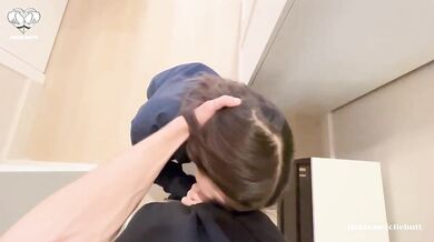 Pretty brunette gives blowjob on knees to pay the courier